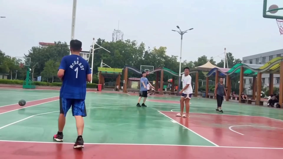而是以极简